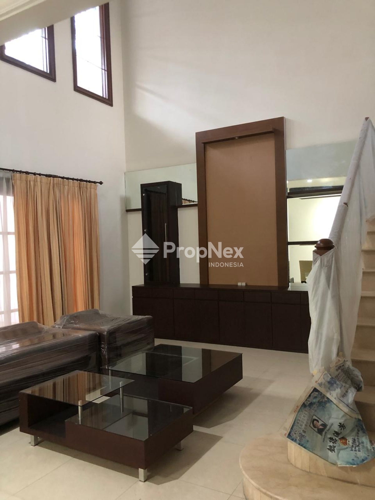 GRAHA FAMILY,  Rumah Semi Furnish Sudah Renovasi — foto 3